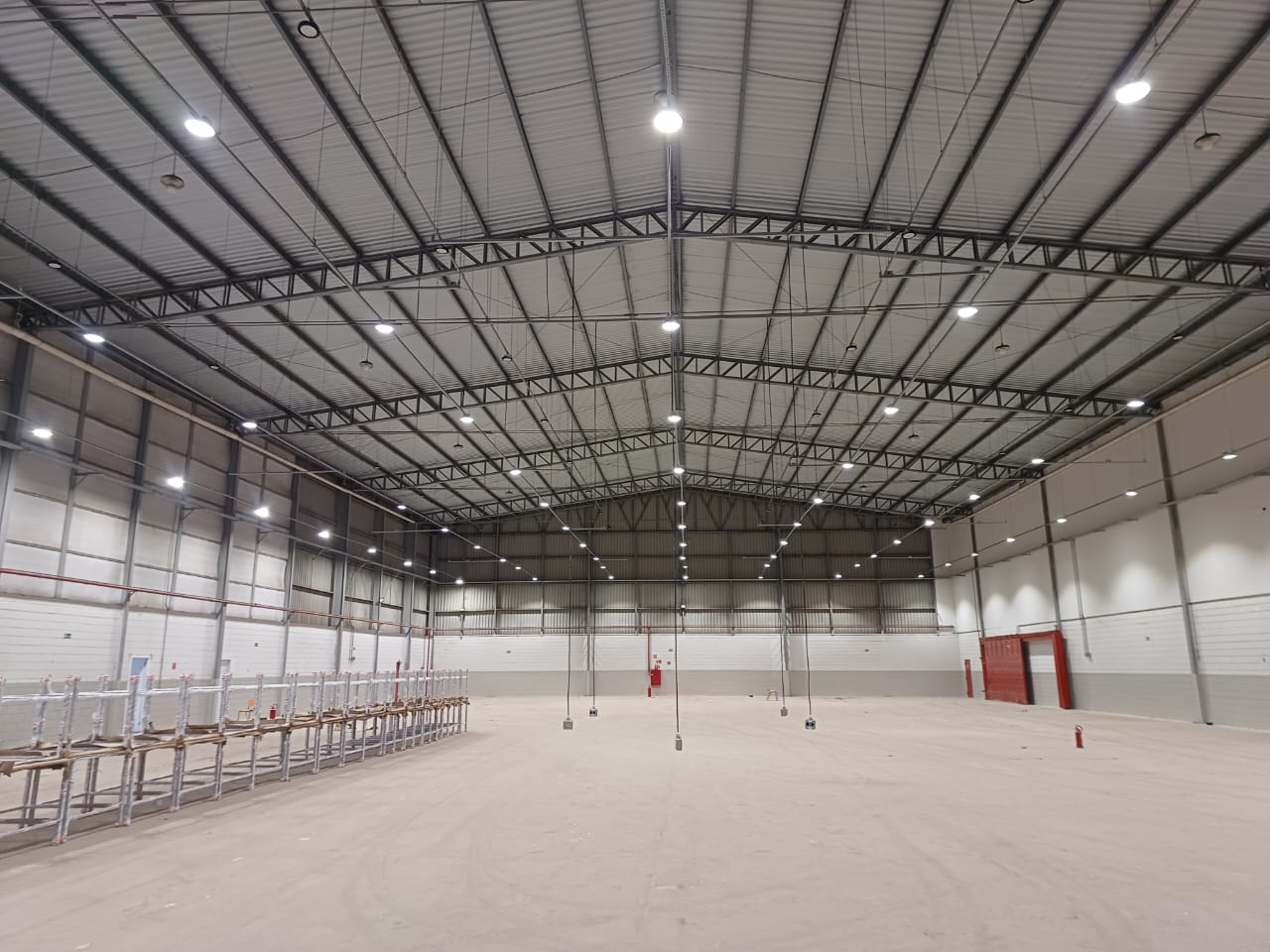 Engenheiro eletricista inspecionando um painel industrial