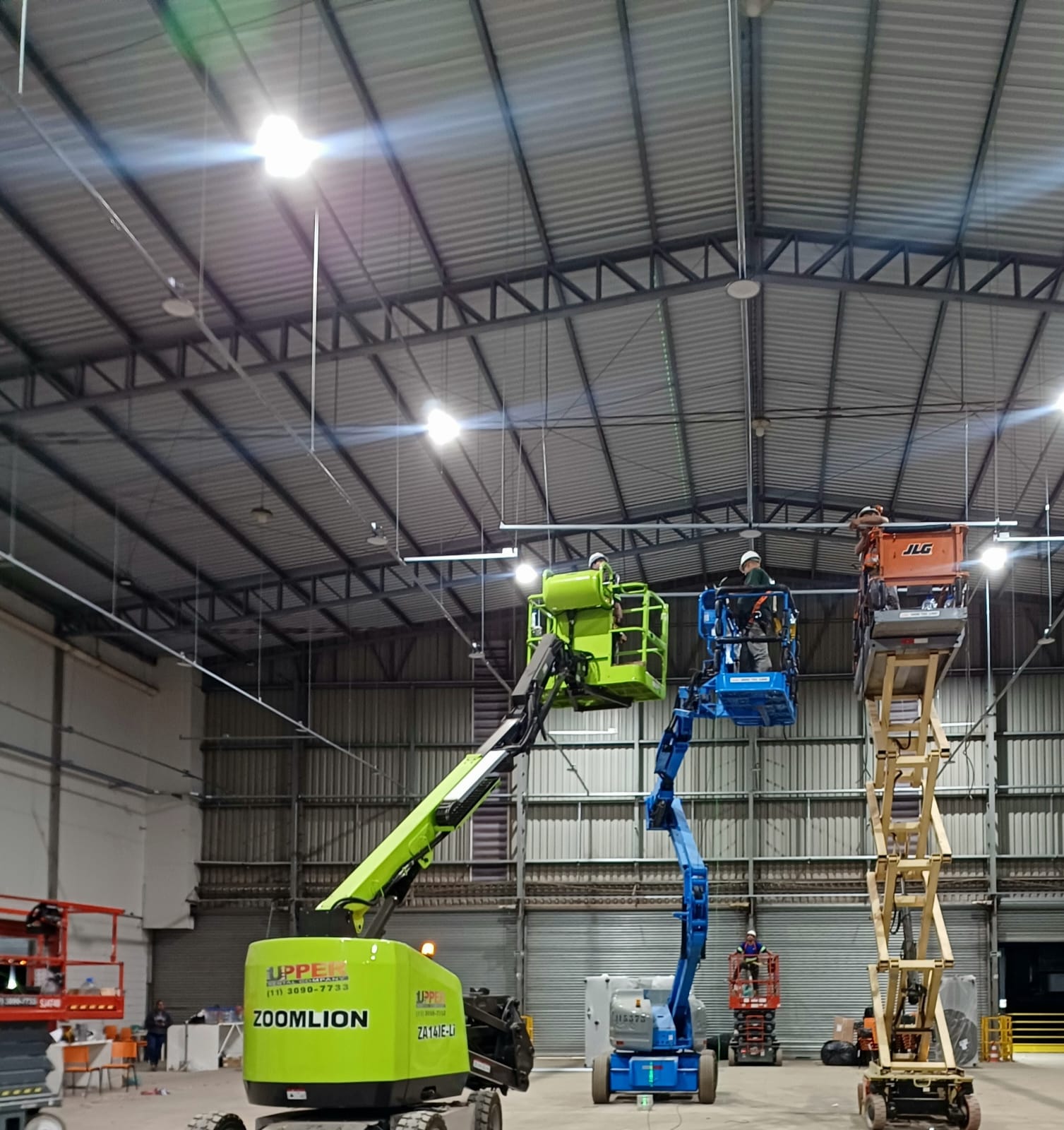 Painel de controle elétrico industrial com cabeamento